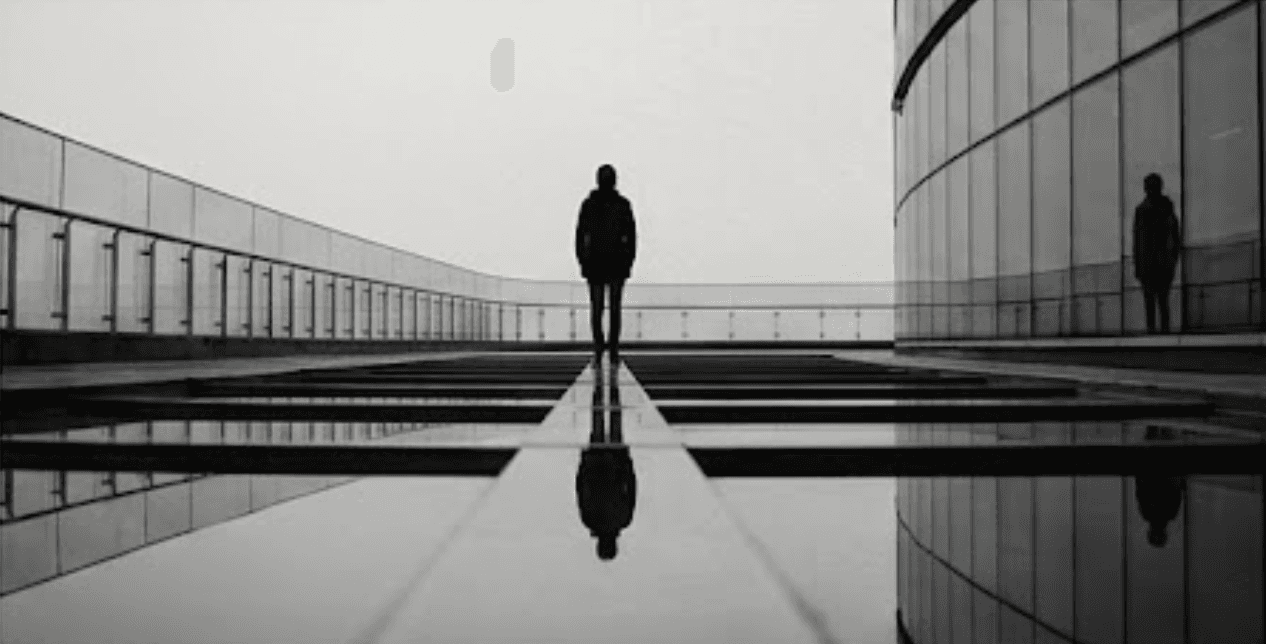 Một người đi qua không gian tối giản